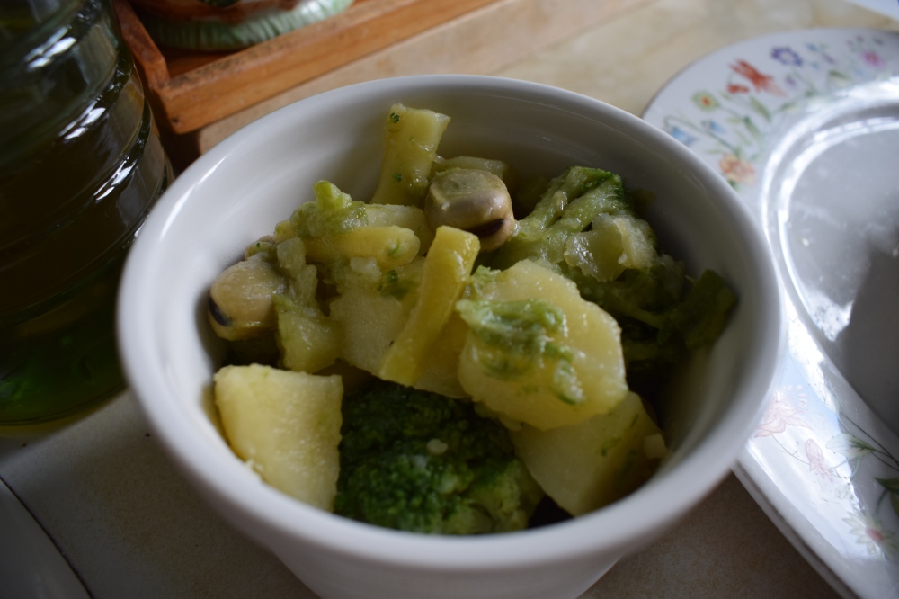 Steamed broccoli, broad beans, green beans & potatoes_2