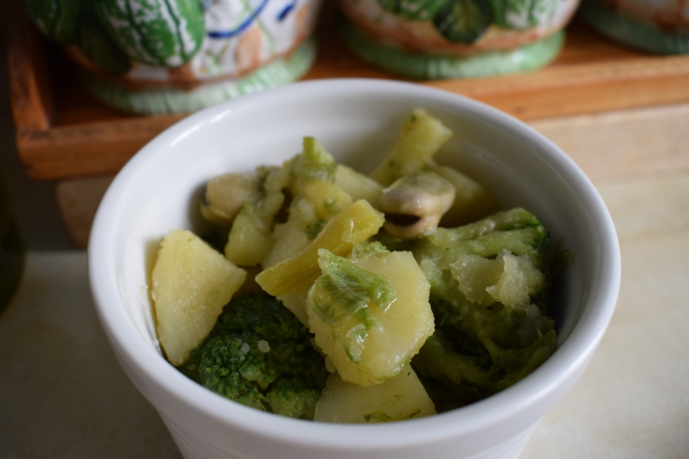 Steamed broccoli, broad beans, green beans & potatoes_3